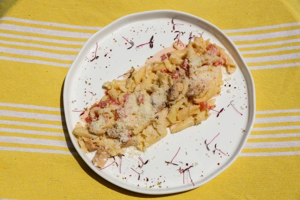 Кампанелле с фермерским цыпленком и томатами