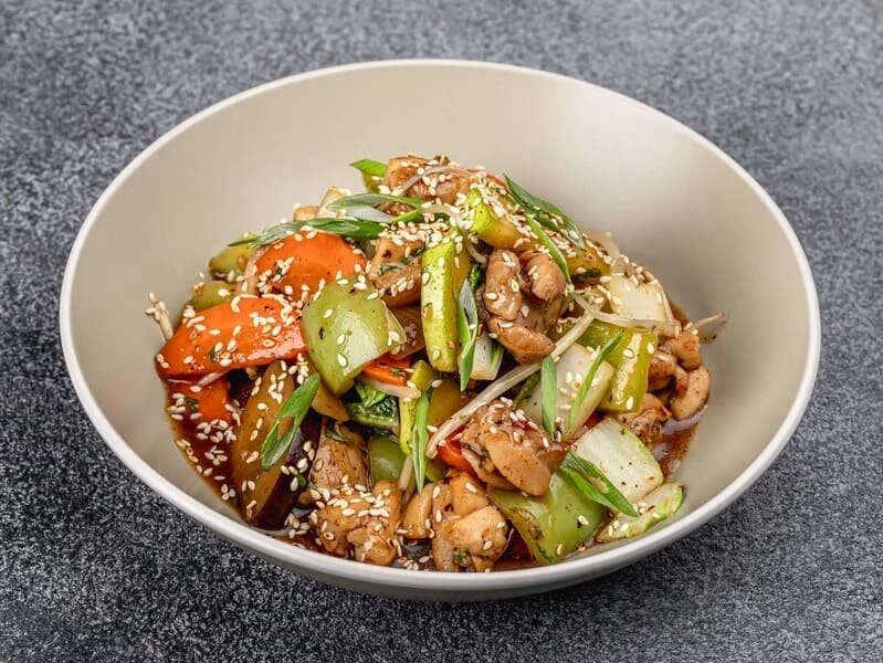 Вок с цыпленком и устричным соусом