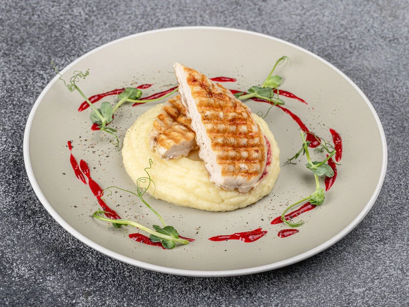 Куриная грудка с пюре и брусничным соусом