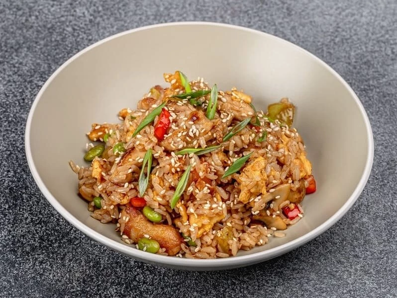 Жареный рис с цыпленком и яйцом