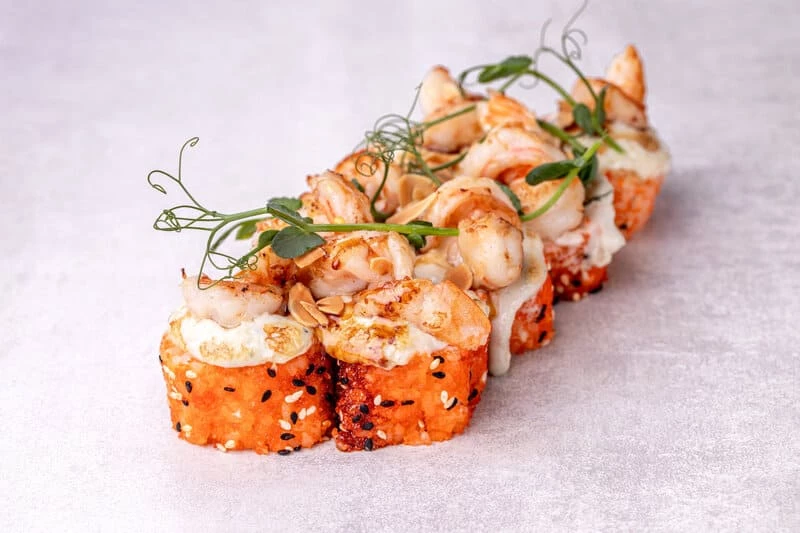 Запеченный ролл с креветкой и горгонзольным соусом (8 шт)