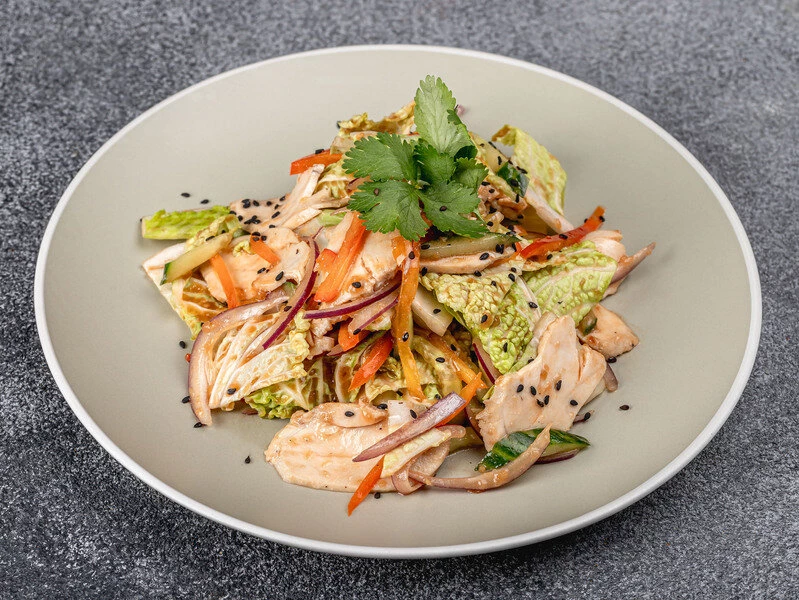 Салат с цыпленком и имбирным соусом