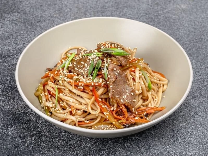 Удон с говядиной и грибами  шиитаке 