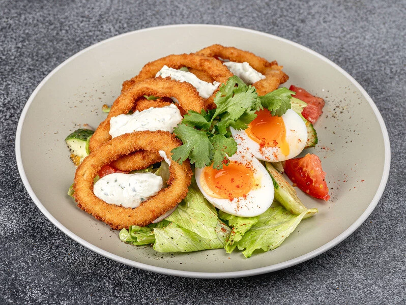 Салат с кальмаром и соусом фета