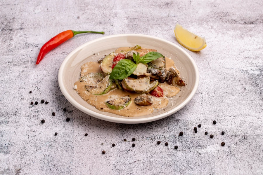 Креветки с цукини и грибами