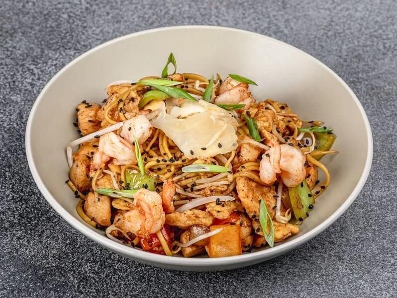 Яичная лапша с креветками и курицей