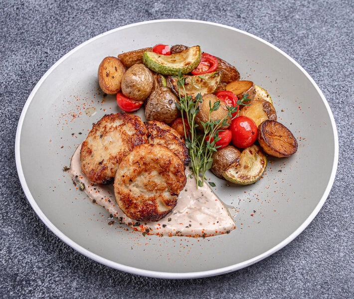 Котлетки из цыпленка с картофелем стоун и овощами