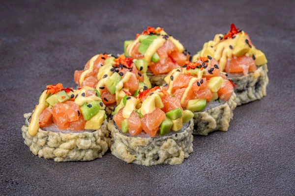 Темпура ролл с лососем и авокадо (6 шт)