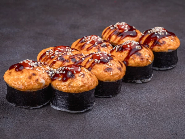 Запеченный ролл с лососем и окунем спайси (8 шт)