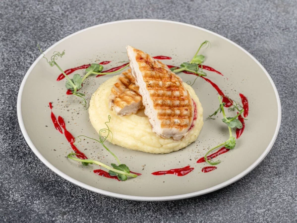 Куриная грудка с пюре и брусничным соусом