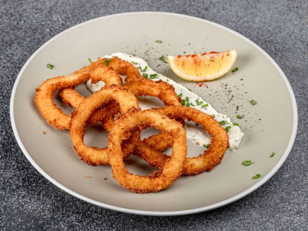 Кольца кальмара с соусом Фета