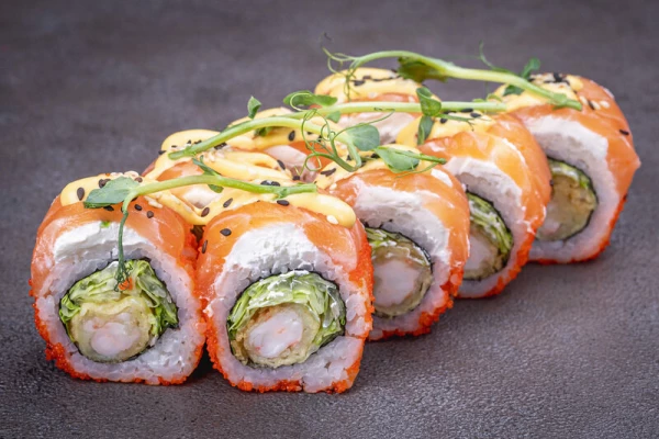 Ролл с лососем и хрустящей креветкой (8 шт)