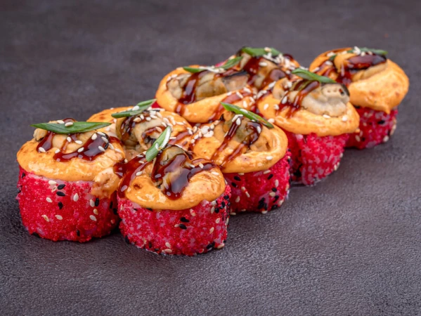 Запеченный ролл с лососем и мидиями спайси (8 шт)