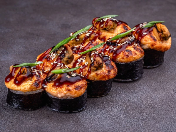 Запеченный ролл с мидиями и крабом (8 шт)