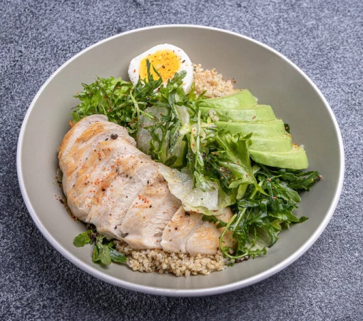 Грин салат с куриной грудкой и киноа