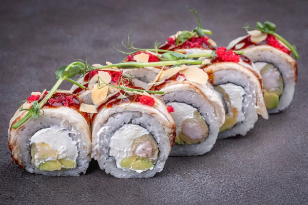 Ролл с угрем креветкой и миндалем (8 шт)