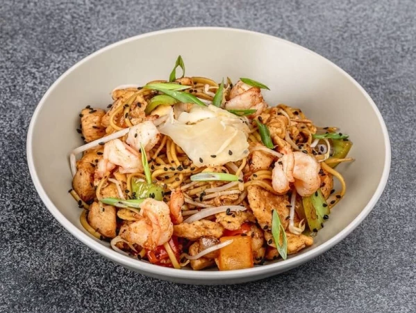 Яичная лапша с креветками и курицей 