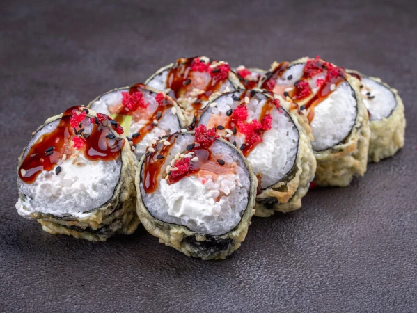 Темпура ролл с лососем и крабом (8 шт)