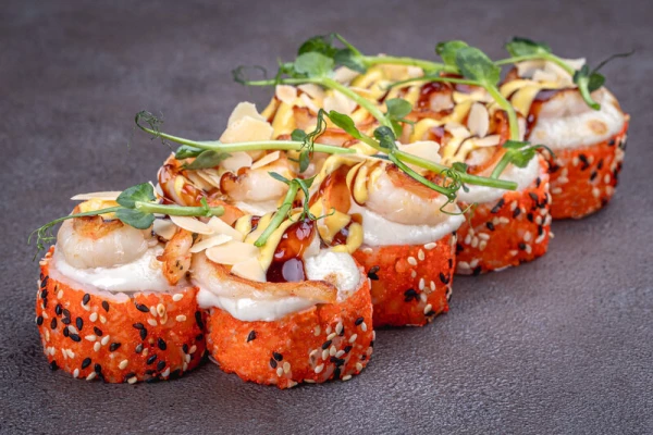 Запеченный ролл с креветкой и горгонзольным соусом (8 шт)