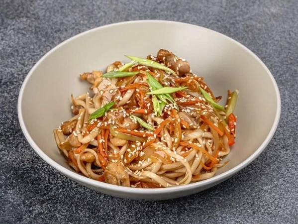 Удон с цыпленком и овощами