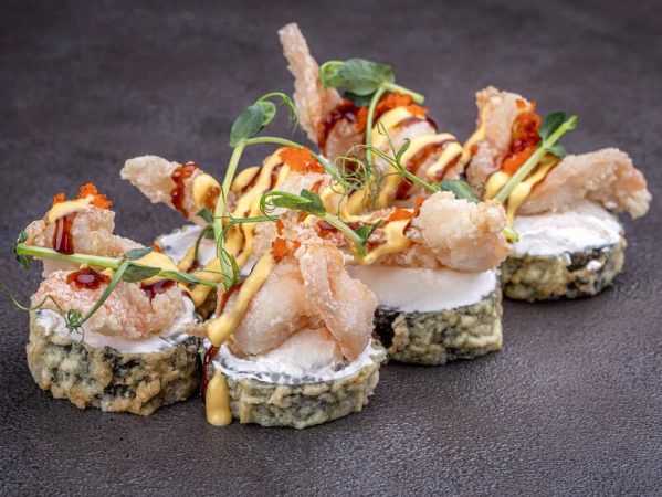 Темпура ролл с креветкой и манго (6 шт)