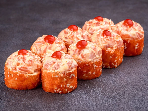 Ролл с острым лососем и крабом (8 шт)