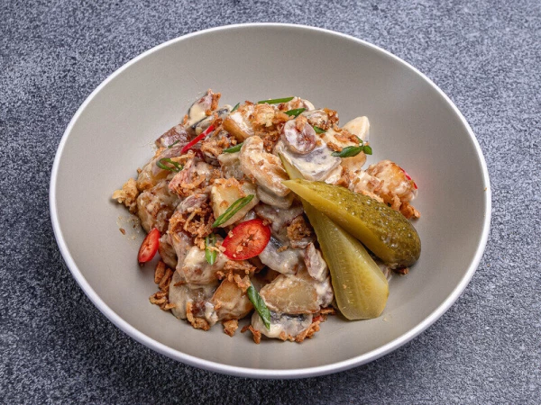 Мясная сковорода в сливочно-горчичном соусом