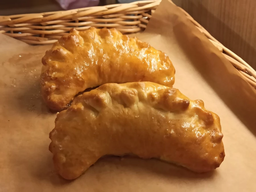 Пирожок с луком и яйцом