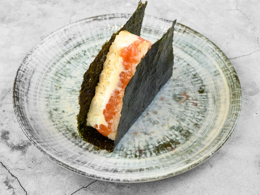 Онигири с лососем и сливочным сыром