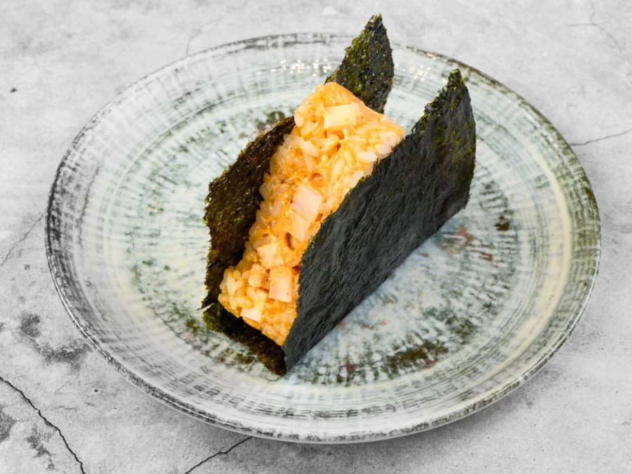 Онигири с курицей спайси