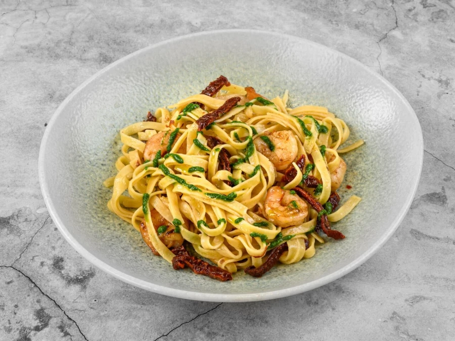 Паста с креветками, вялеными томатами и соусом Песто