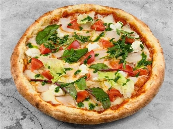 С цыпленком, сыром Фета и соусом Песто