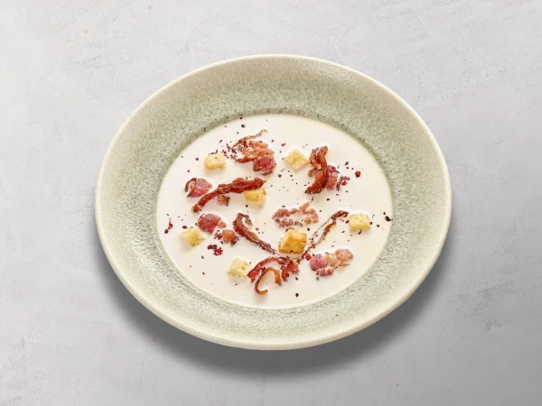 Сырный с вялеными томатами и копченостями