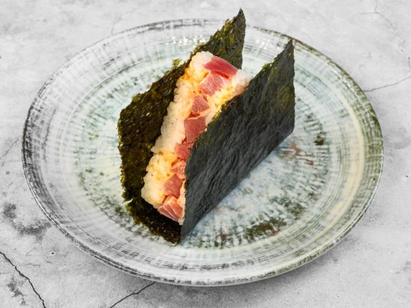 Онигири с тунцом спайси