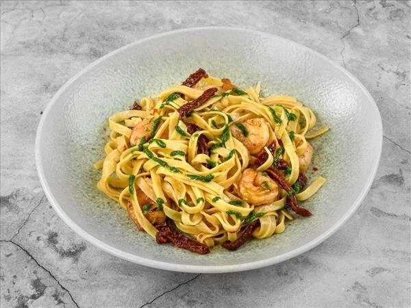 Паста с креветками, вялеными томатами и соусом Песто