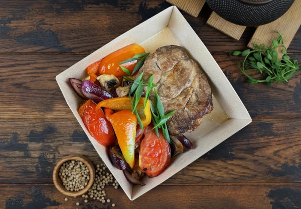 Стейк из свинины с запеченными овощами