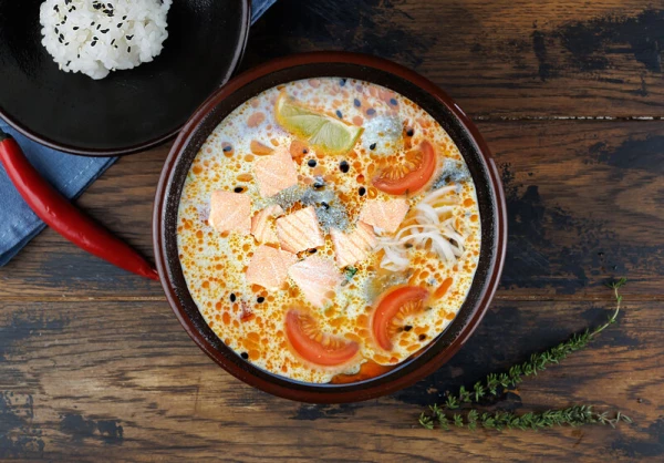 Суп Том ям с лососем