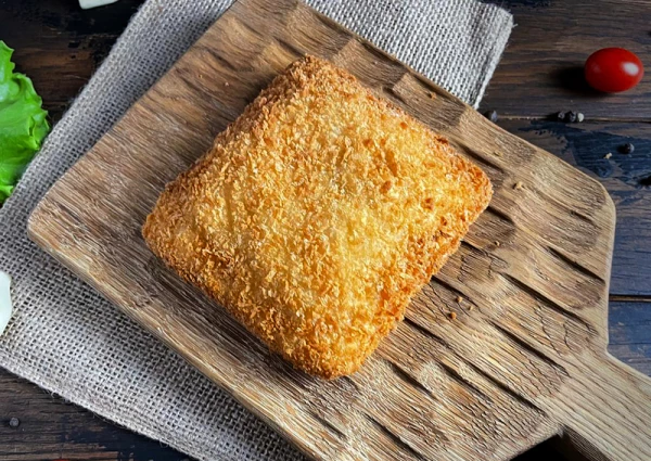 Хрустящий сэндвич с курочкой в соусе тар-тар