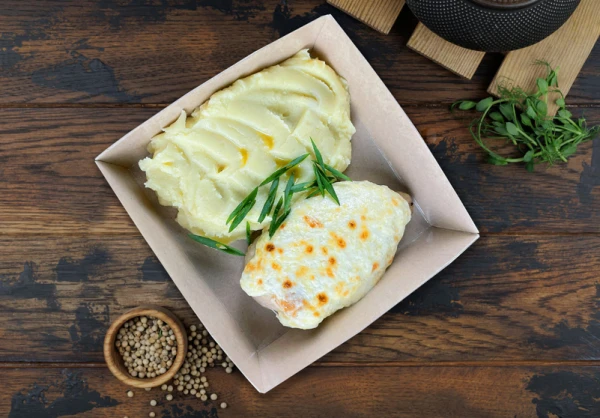 Филе курочки под сыром с картофельным пюре