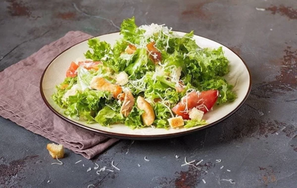 Салат Цезарь с копченым цыпленком