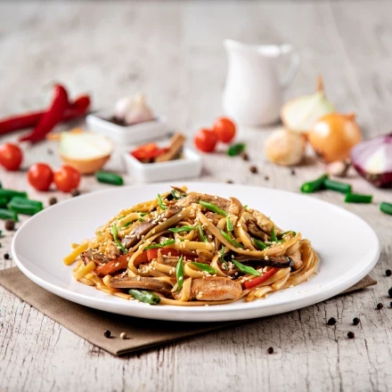 Удон с курицей в соусе чили 