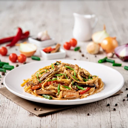 Удон с курицей в соусе чили