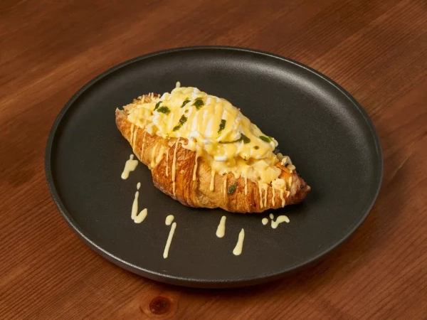 Круассан с яичным салатом