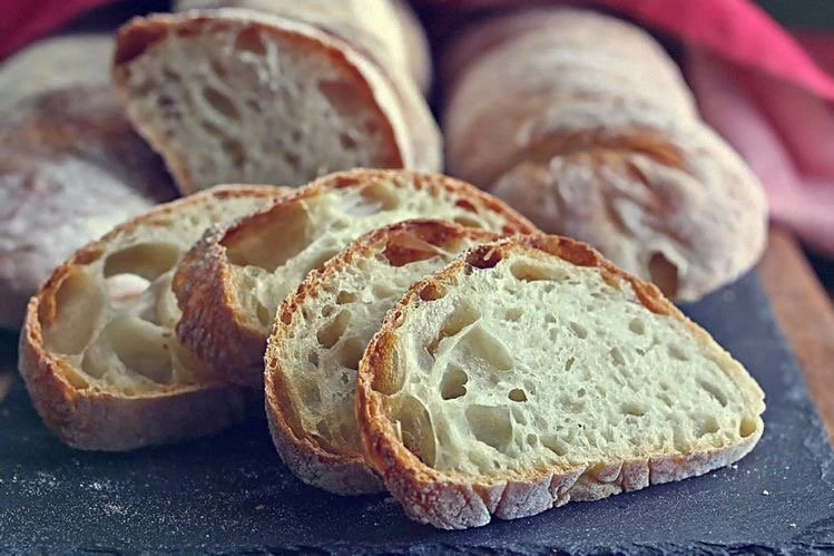 Нарезная чиабатта 4 кусочка с маслом 