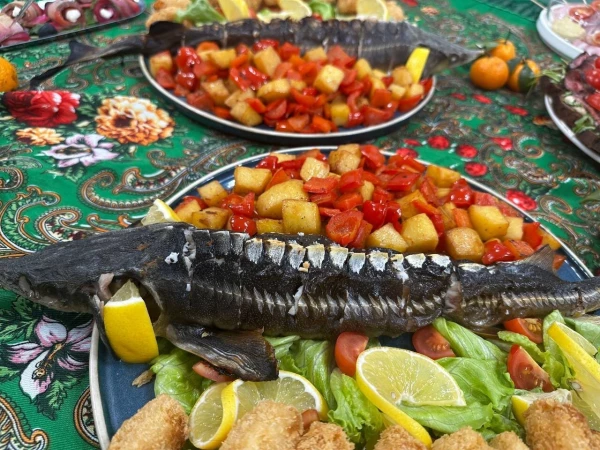 Стерлядь фаршированная лососем и овощами