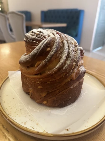 Краффин с ванильно-вишневой начинкой