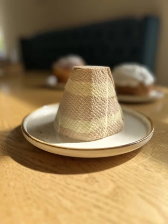 Пасха творожная с карамельно-ореховой начинкой