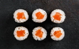Маки ролл с лососем