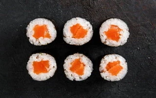 Маки ролл с лососем