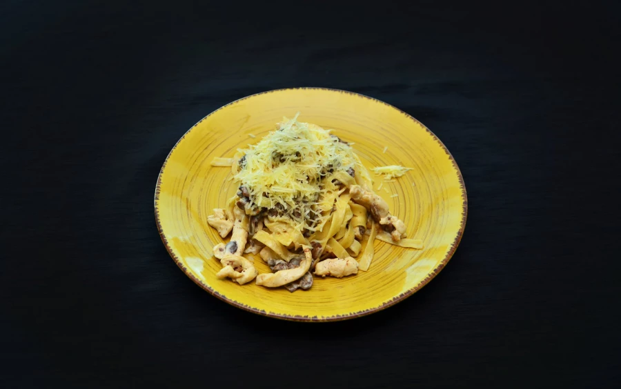 Паста с курицей и грибами